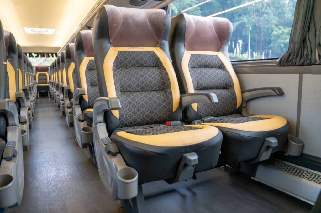 Interior del autobús Marcopolo de doble piso con asientos cómodos y modernos