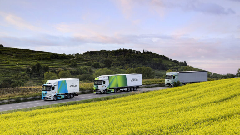 Camiones Mercedes-Benz eActros 400 y eActros 600 en un paisaje rural
