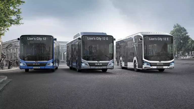Tres autobuses MAN Lion's City en una calle moderna