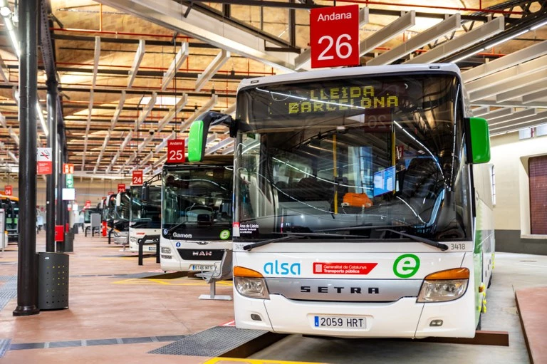 Vista interior de la nueva estación de autobuses de Lleida con autobuses en andanas