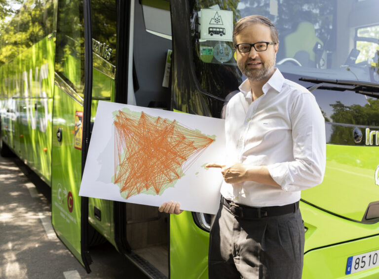 Pablo Pastega mostrando un mapa de conexiones de autobuses.