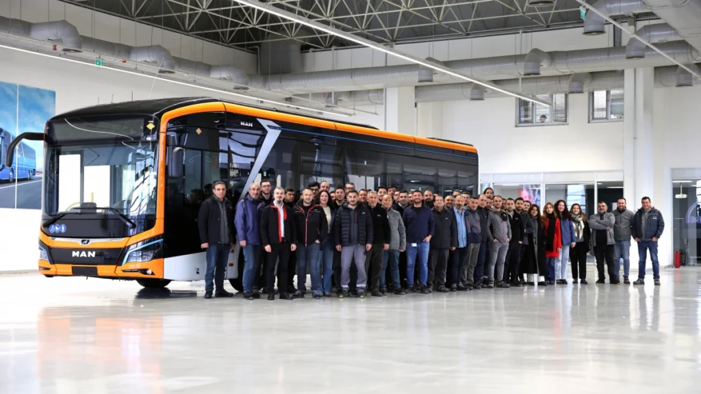 Grupo de empleados junto a un autobús eléctrico MAN en la planta de Ankara
