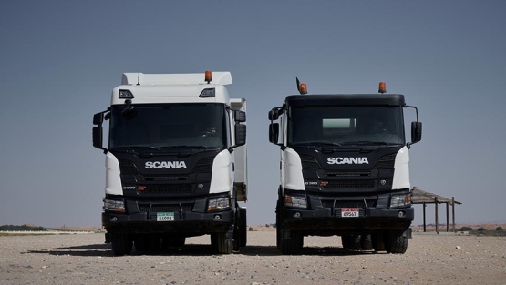 Dos camiones Scania en un entorno de construcción