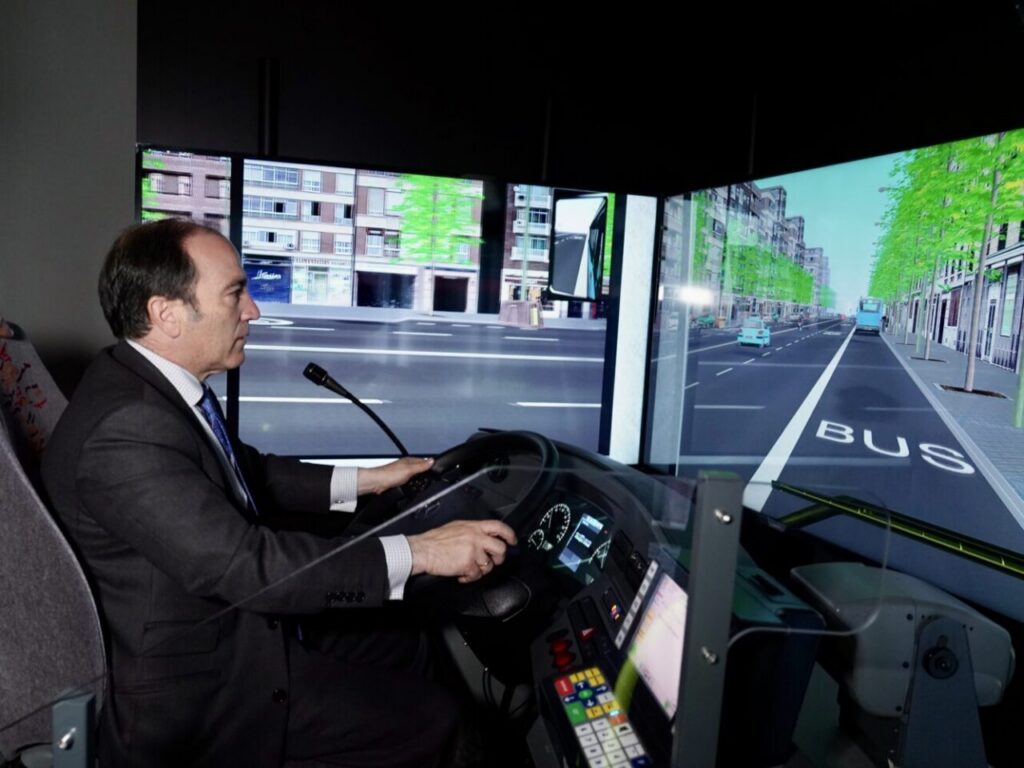 Conductor usando simulador de bus en EMT Madrid