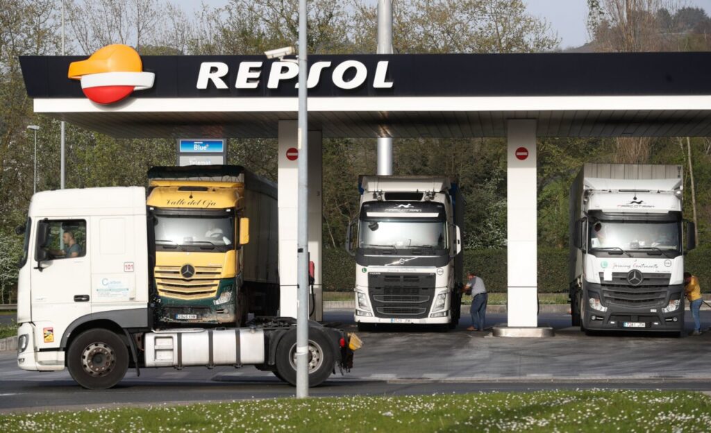 Camiones en una estación de servicio Repsol durante la crisis energética