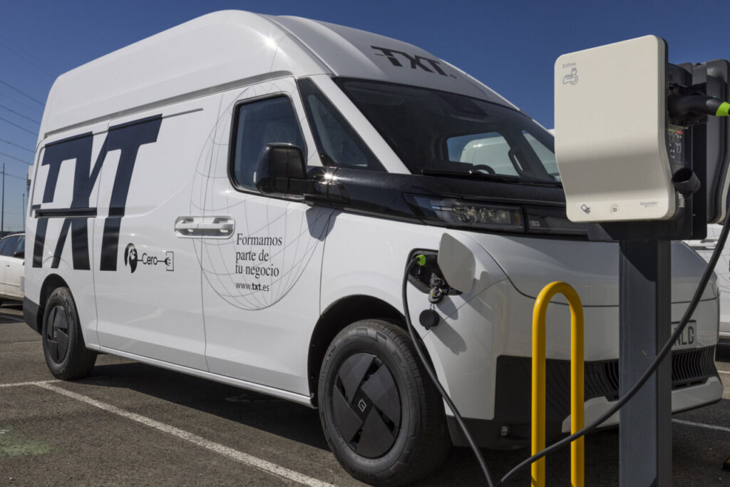Furgoneta eléctrica de Transportes TXT en estación de carga
