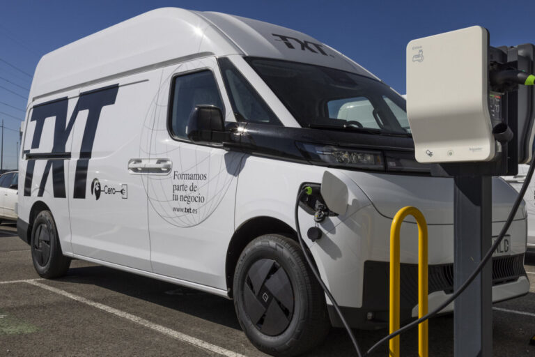 Furgoneta eléctrica de Transportes TXT en estación de carga