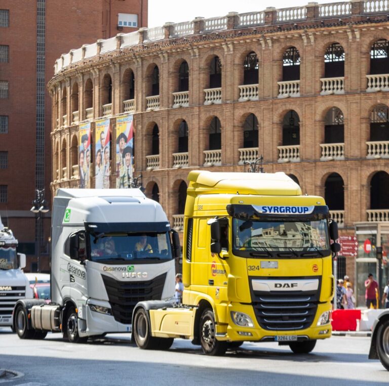 Camiones de transporte en una calle de Valencia