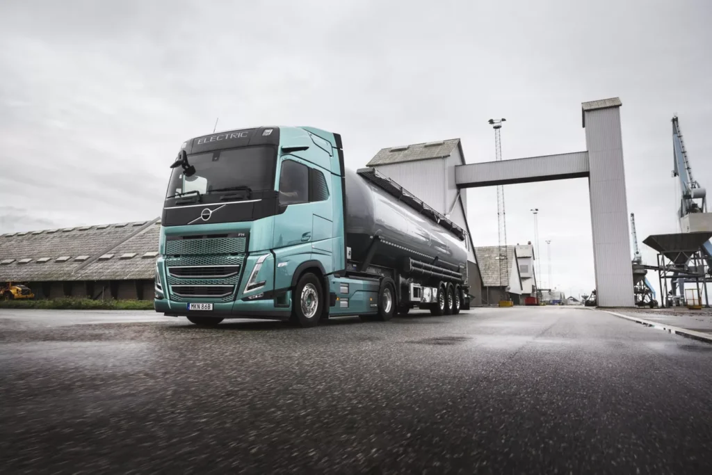 Camión eléctrico Volvo FH Aero en un entorno industrial