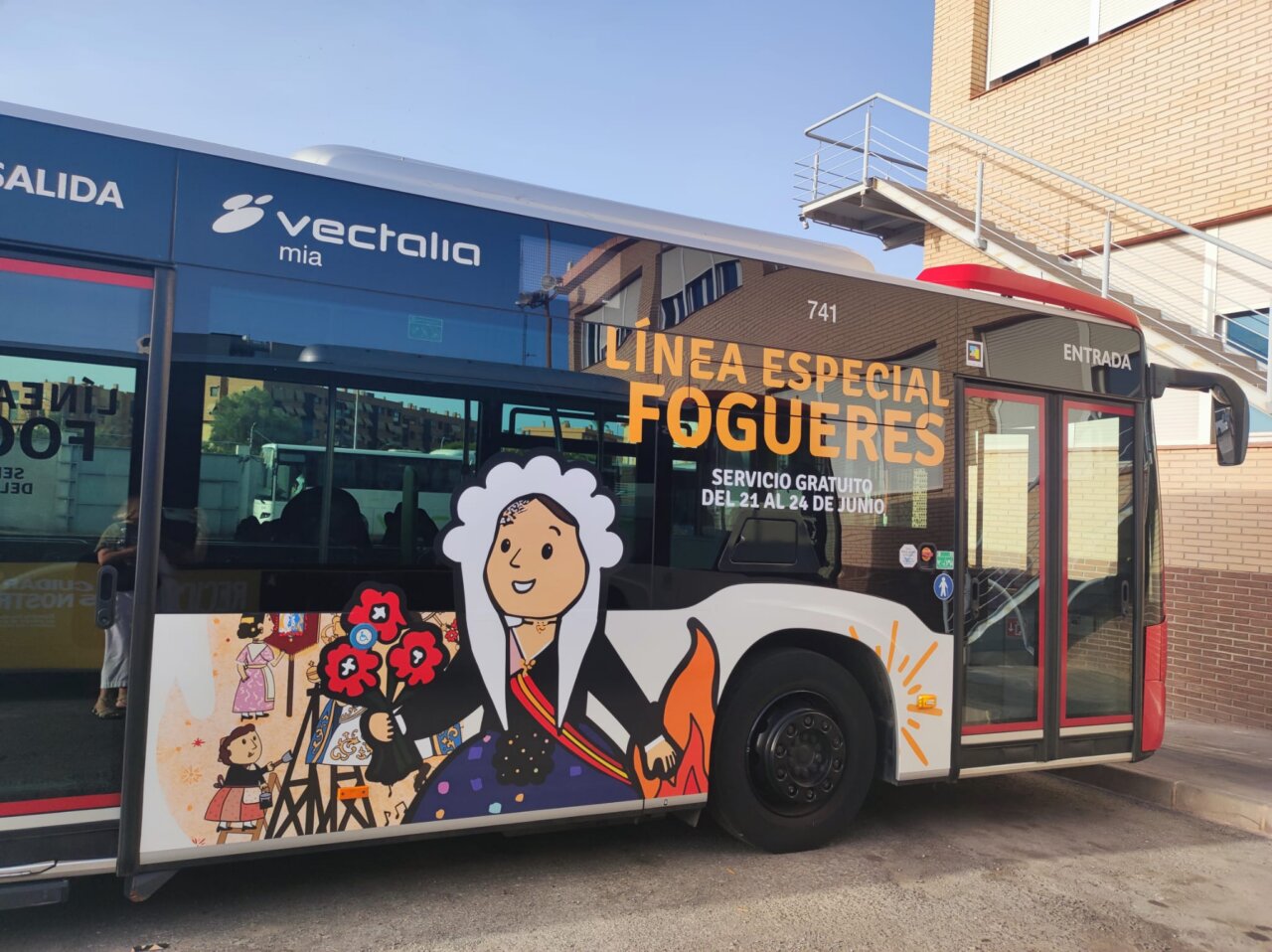 Alicante activa un autobús gratuito para recorrer las Hogueras Especiales durante las fiestas