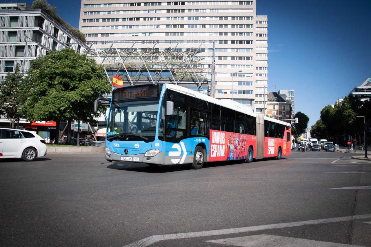 EMT Madrid viste un autobús con los colores de España para el Mundial - nexotrans.com