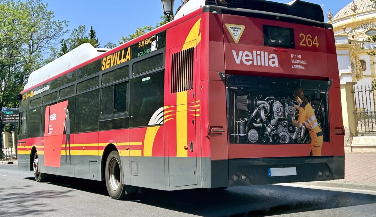 Velilla convierte 46 autobuses en un homenaje a los profesionales que ‘mueven el mundo’