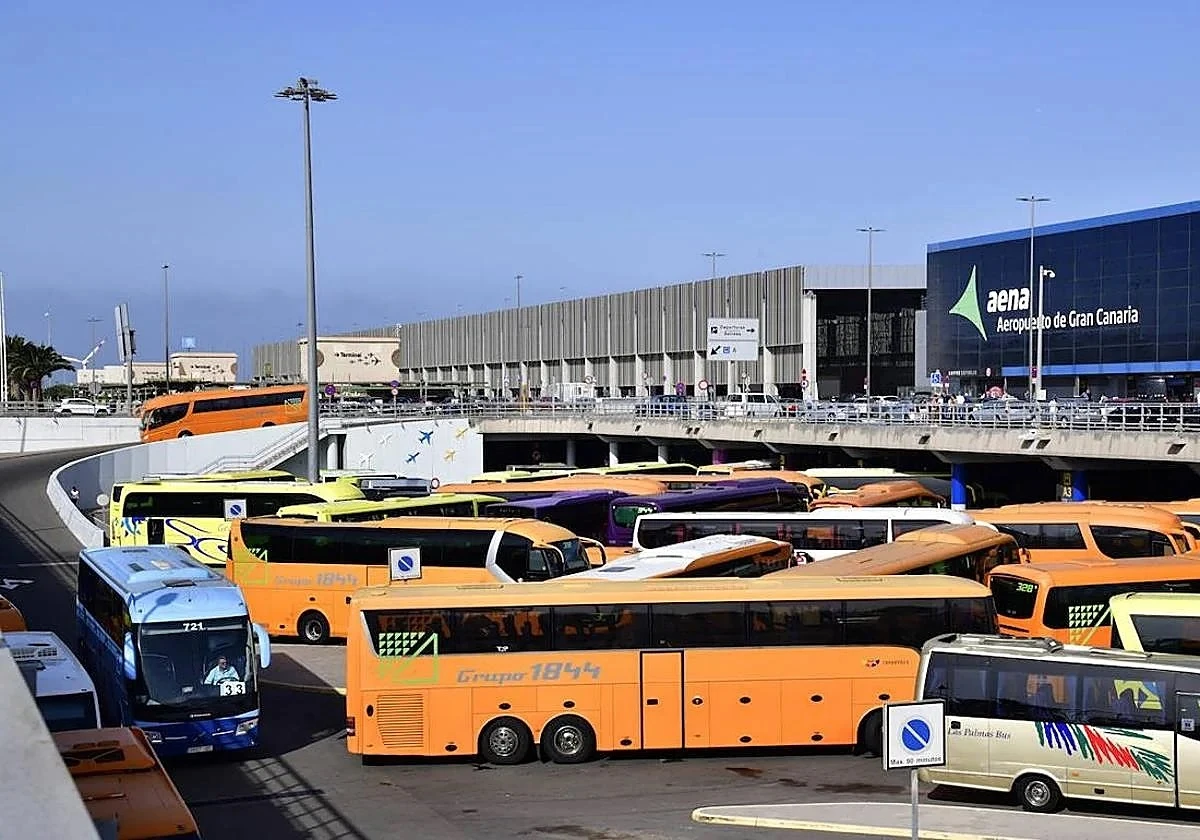 Aena suspende el aparcamiento de pago para autobuses en los aeropuertos