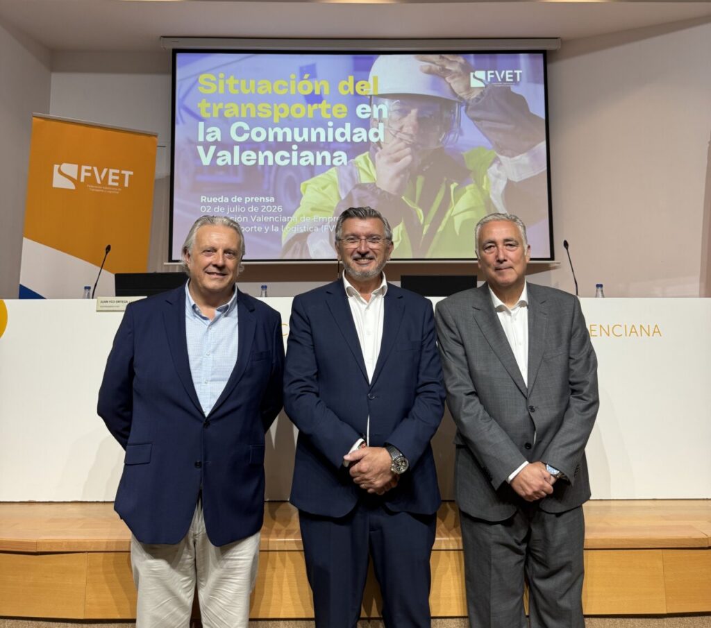 De izquierda a derecha Juan Francisco Ortega, vicepresidente de FVET, Carlos Prades, presidente de FVET, Carlos García, secretario general de FVET