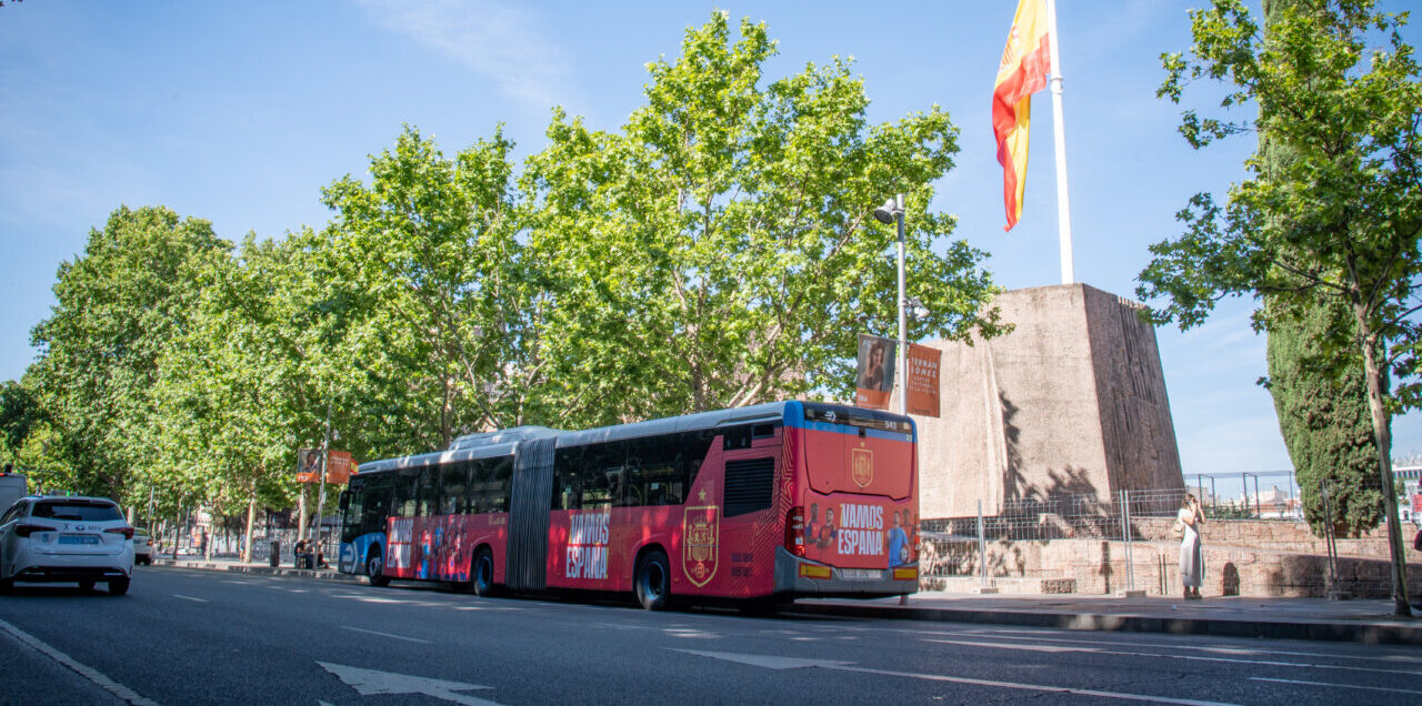 EMT Madrid viste de rojo a su flota para apoyar a la selección en la final del Mundial