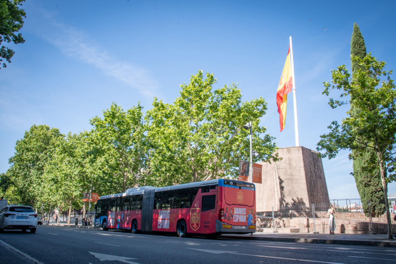 EMT Madrid viste de rojo a su flota para apoyar a la selección en la final del Mundial