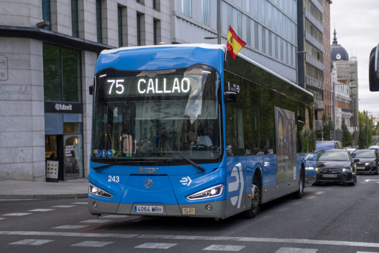 Autobús de la EMT Madrid con destino Callao durante el desfile