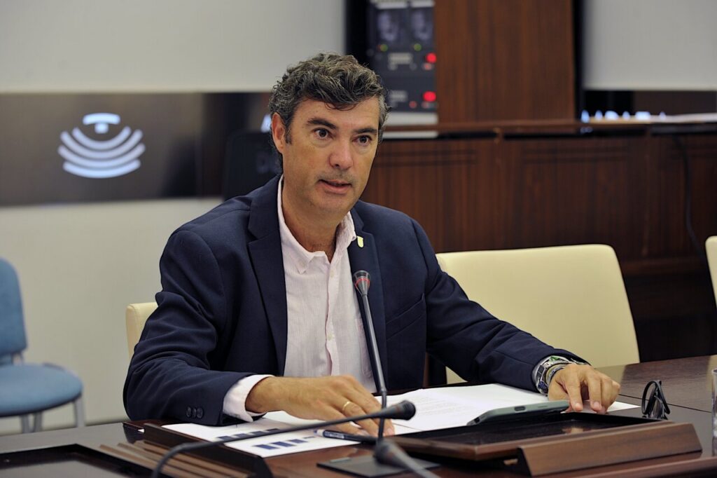 Reunión sobre la gratuidad del autobús en Extremadura con un ponente