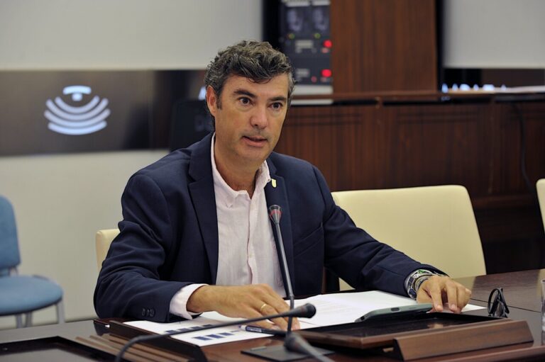 Reunión sobre la gratuidad del autobús en Extremadura con un ponente