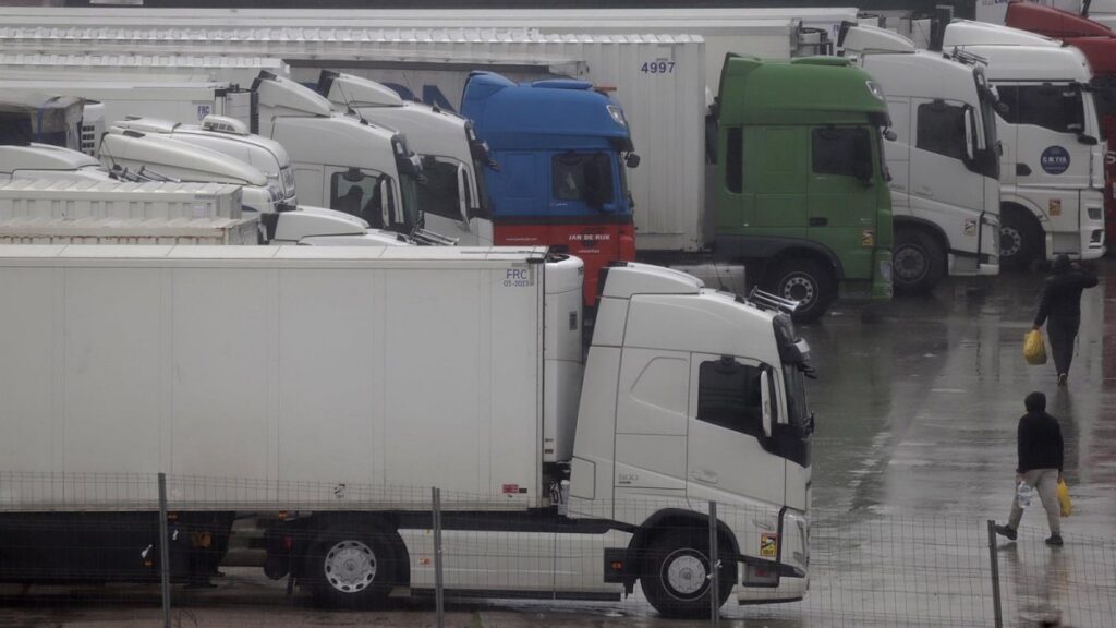 Camiones estacionados en un área de carga bajo la lluvia