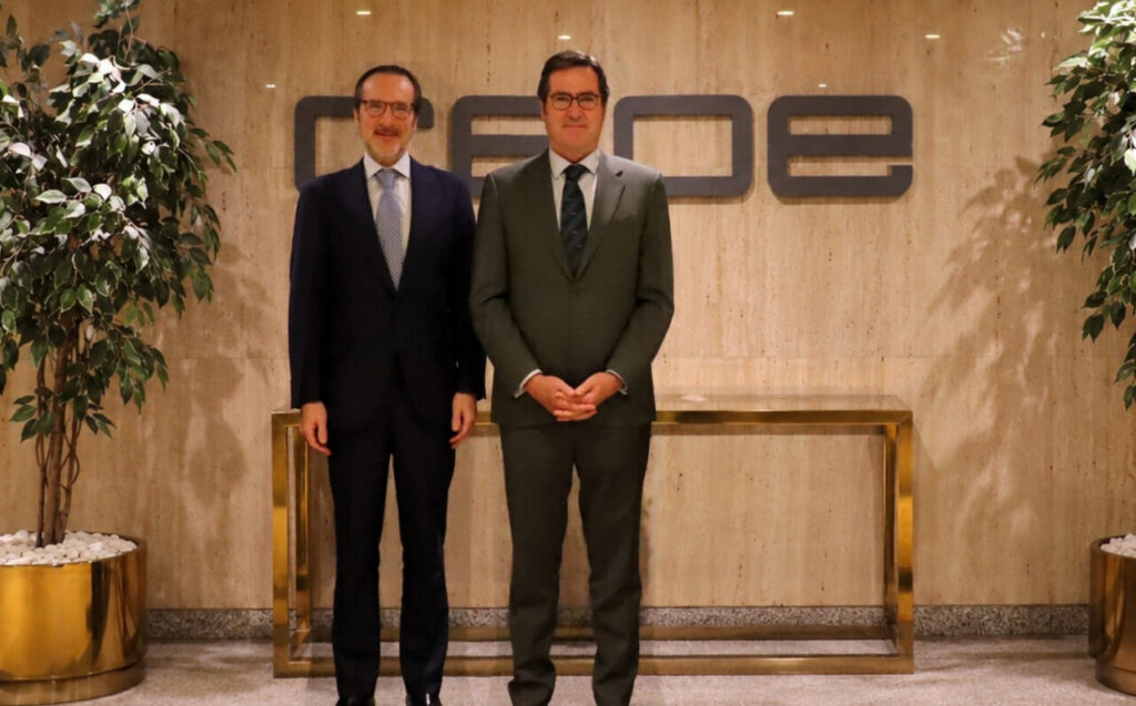Antonio Garamendi y Francisco Aranda posan frente al logotipo de CEOE.