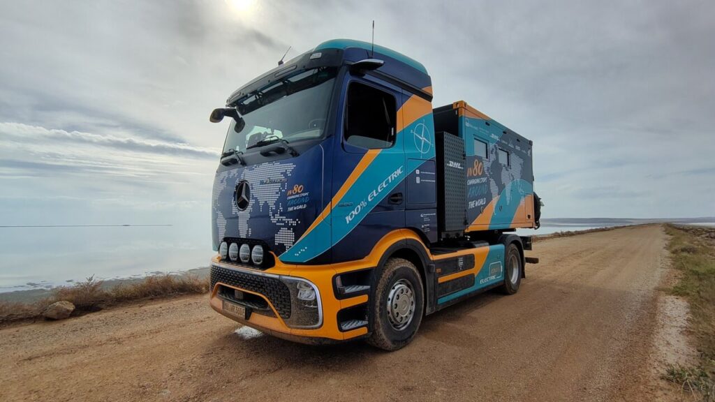 Camión eléctrico Mercedes-Benz eActros 600 adaptado, estacionado en un camino junto al agua.