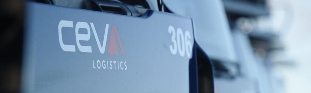 Panel azul de CEVA Logistics con el número 306, fotografiado en primer plano.
