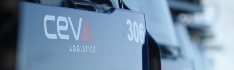Panel azul de CEVA Logistics con el número 306, fotografiado en primer plano.