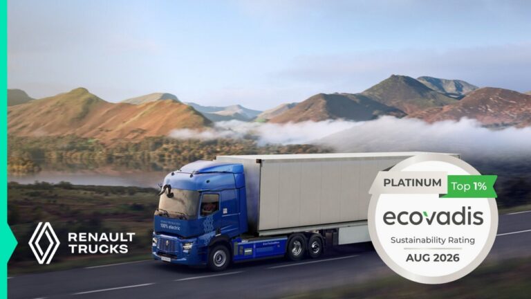 Camión eléctrico de Renault Trucks en un paisaje montañoso con medalla de platino EcoVadis