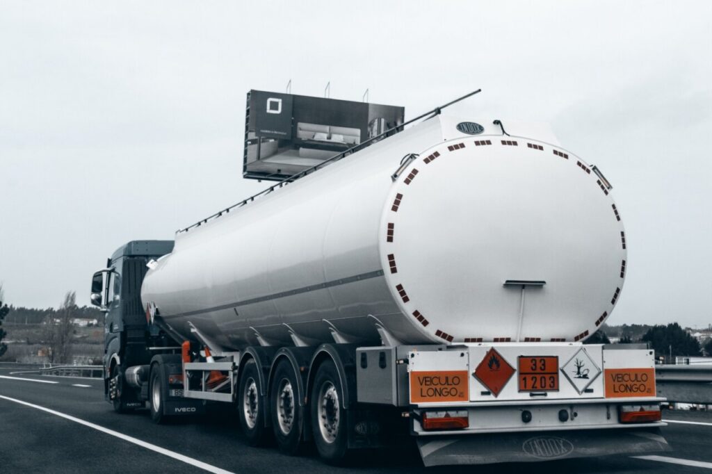 Camión cisterna transportando combustible en una carretera
