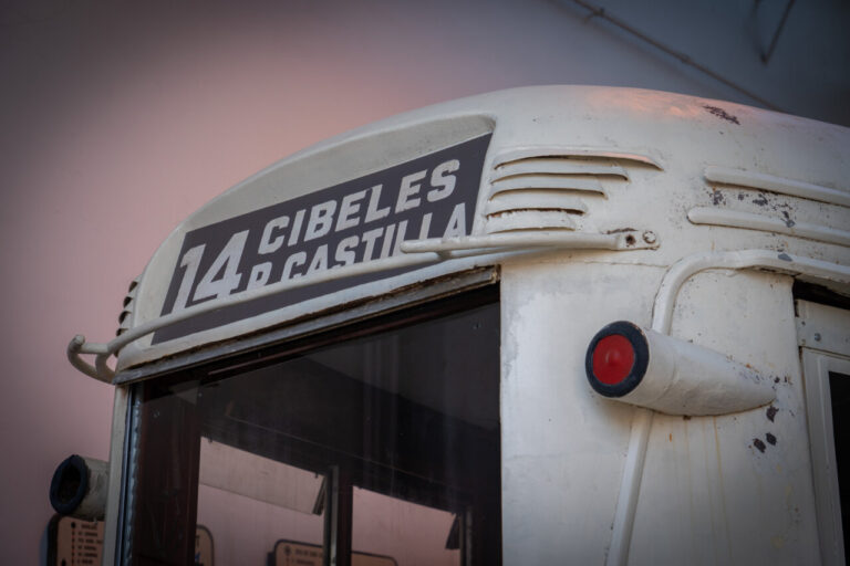 Detalle del frontal de un vehículo antiguo con el letrero 14 Cibeles-Castilla.