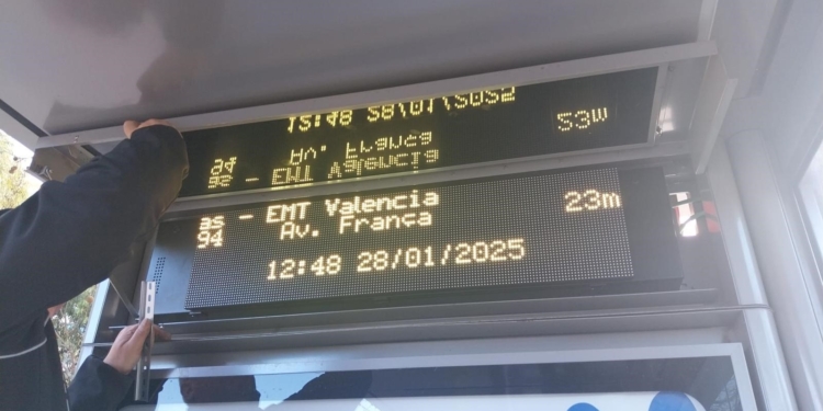 EMT Valencia incorpora 340 paneles electrónicos en sus marquesinas