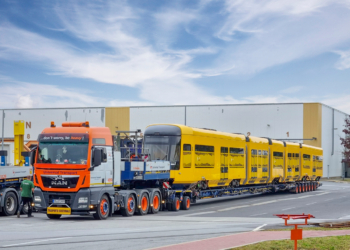 Vagones de tren en camiones, como sobre raíles