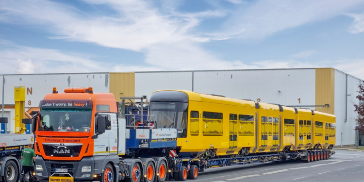 Vagones de tren en camiones, como sobre raíles