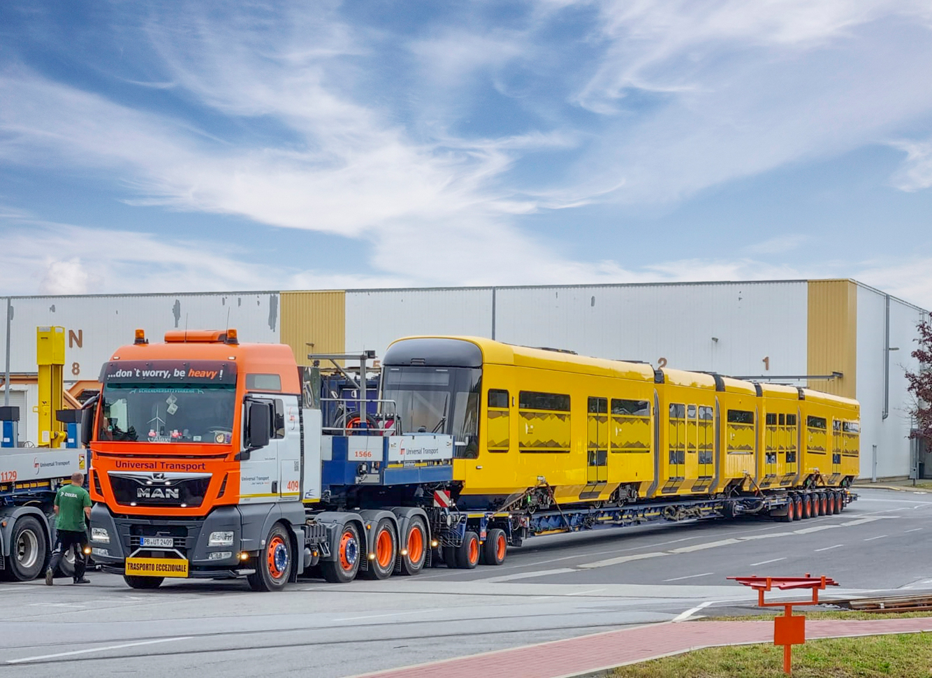 Vagones de tren en camiones, como sobre raíles