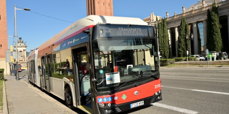 TMB pone en servicio los dos primeros buses de hidrógeno articulados de España