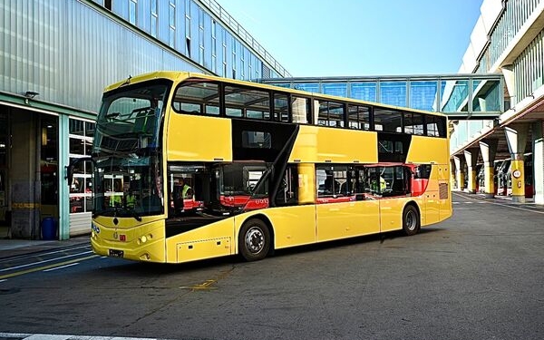 TMB prueba un modelo de autobús de dos pisos de propulsión 100% eléctrica