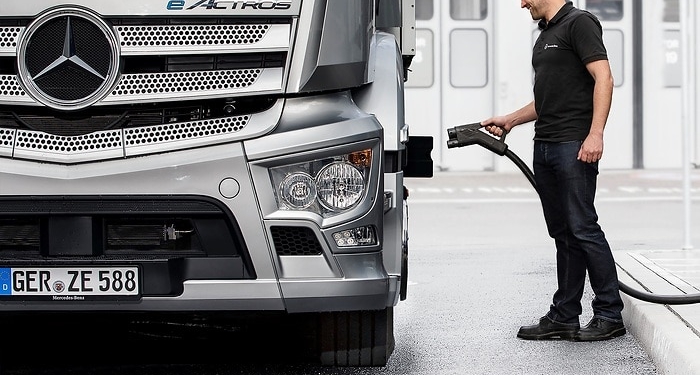 Daimler desarrolla un espacio de pruebas para recargar camiones