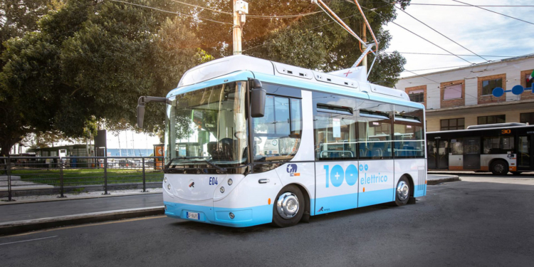 La ciudad de Cagliari estrena el primer minibús con pantógrafo de Europa