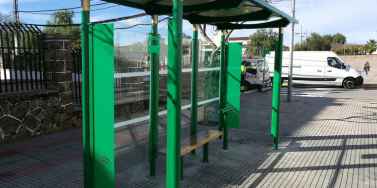 La Junta inicia la instalación de marquesinas en 48 municipios