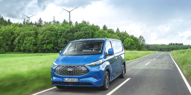 Ford Pro lanza la E-Transit Custom, una furgoneta eléctrica para pymes en Europa
