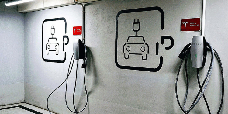 Anfac y el Gobierno unidos por la apuesta de recarga de vehículos eléctricos