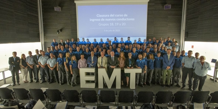 EMT Madrid clausura su curso de formación de 75 nuevos conductores