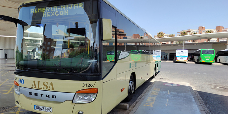 Andalucía amplía las líneas del Programa Estival de Transporte al Litoral