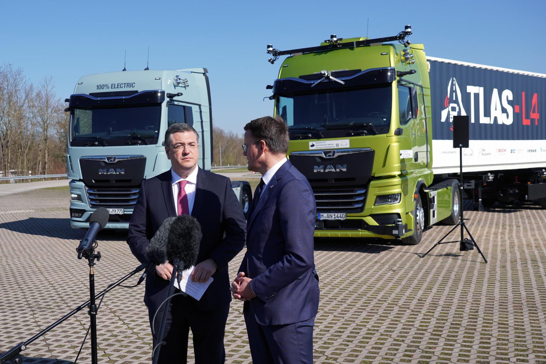 Apostolos Tzitzikostas visita la planta de MAN en Múnich