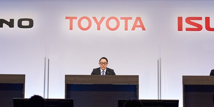 Toyota se asocia con las compañías Hino e Isuzu