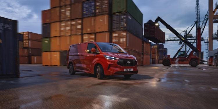 Ford sigue renovando su gama: turno para la Transit Custom