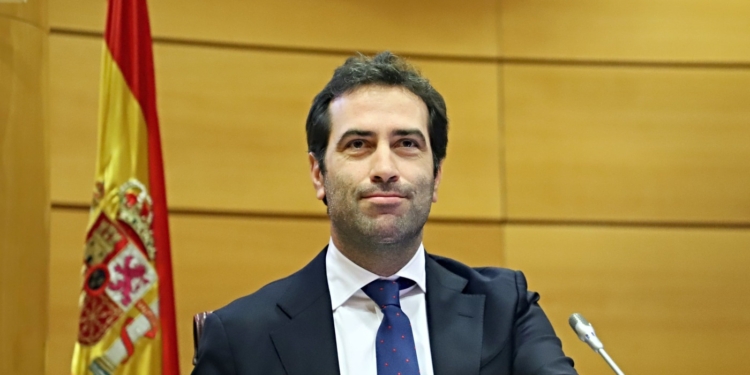 El Gobierno tiene seis meses para reformar fiscalidad del diésel