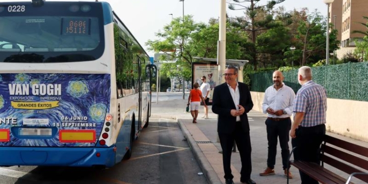 Benidorm mejora su servicio con la instalación de ocho nuevas marquesinas
