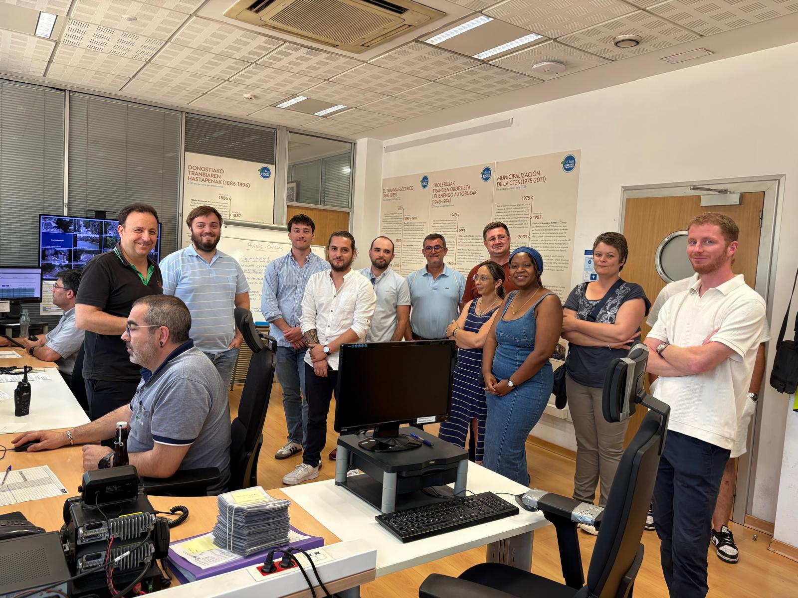 Dbus recibe la visita de un grupo de estudiantes de movilidad